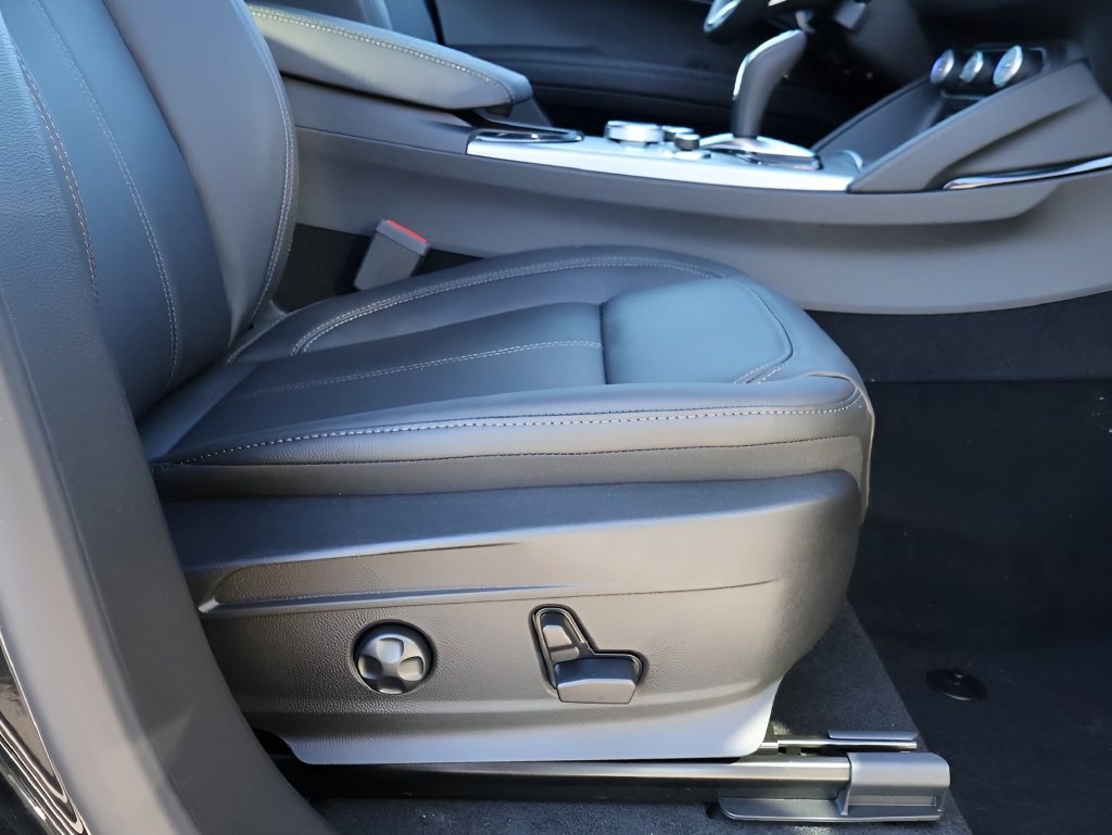 New 2025 Alfa Romeo Stelvio Sprint AWD/4WD image 12