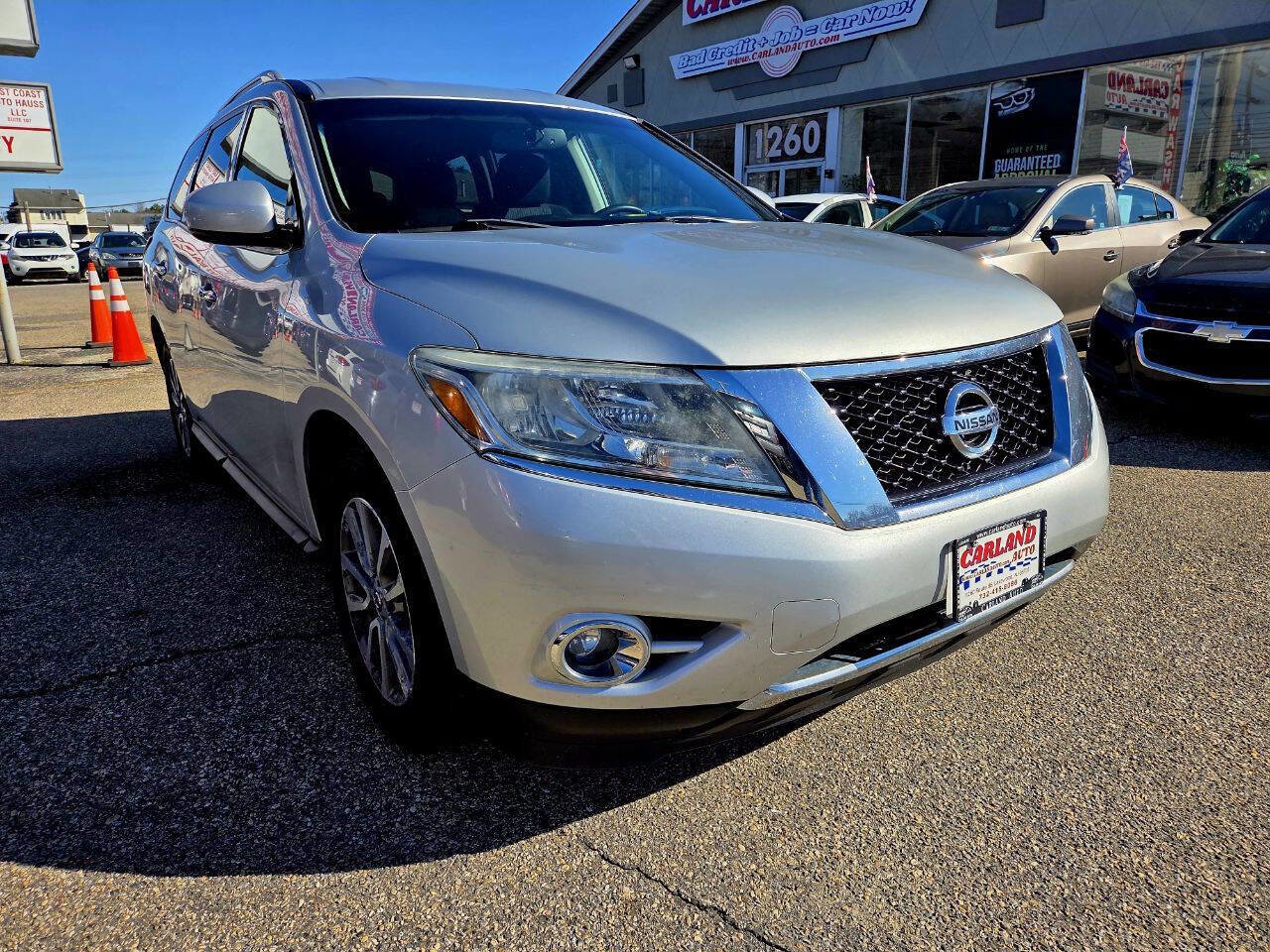 Used 2016 Nissan Pathfinder SV image 1