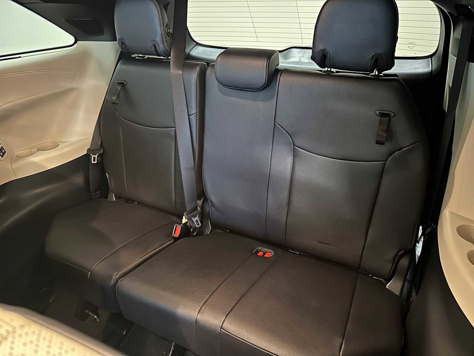 Certified 2025 Toyota Sienna Platinum image 26