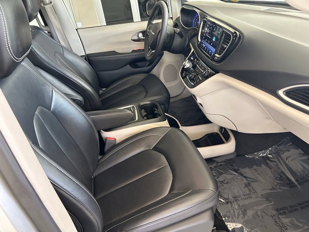 Used 2024 Chrysler Pacifica Touring-L FWD image 24