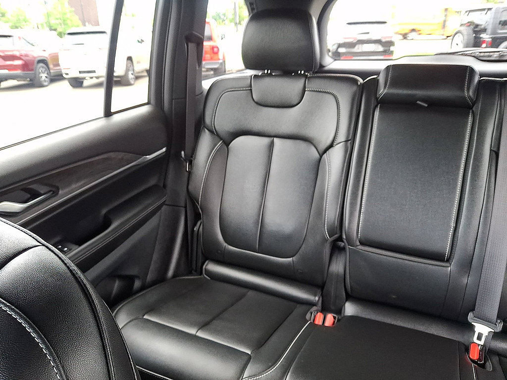 Used 2025 Jeep Grand Cherokee Limited w/ Black Appearance Package AWD/4WD image 12