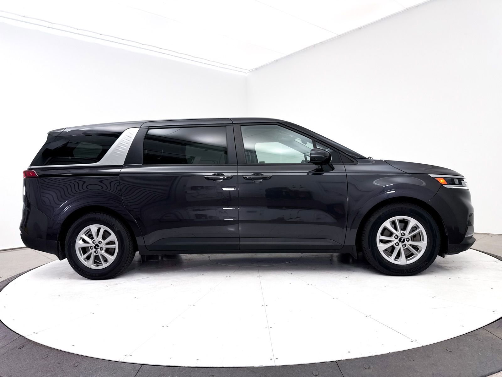 Used 2022 Kia Carnival LX FWD image 39