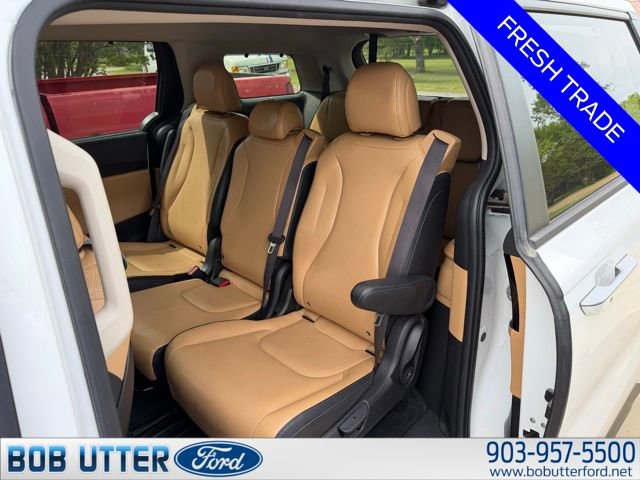 Used 2023 Kia Carnival EX image 11