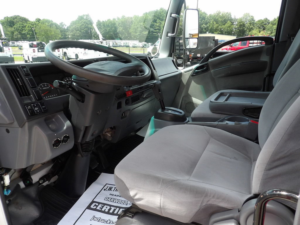 Used 2019 Isuzu NPR RWD image 16