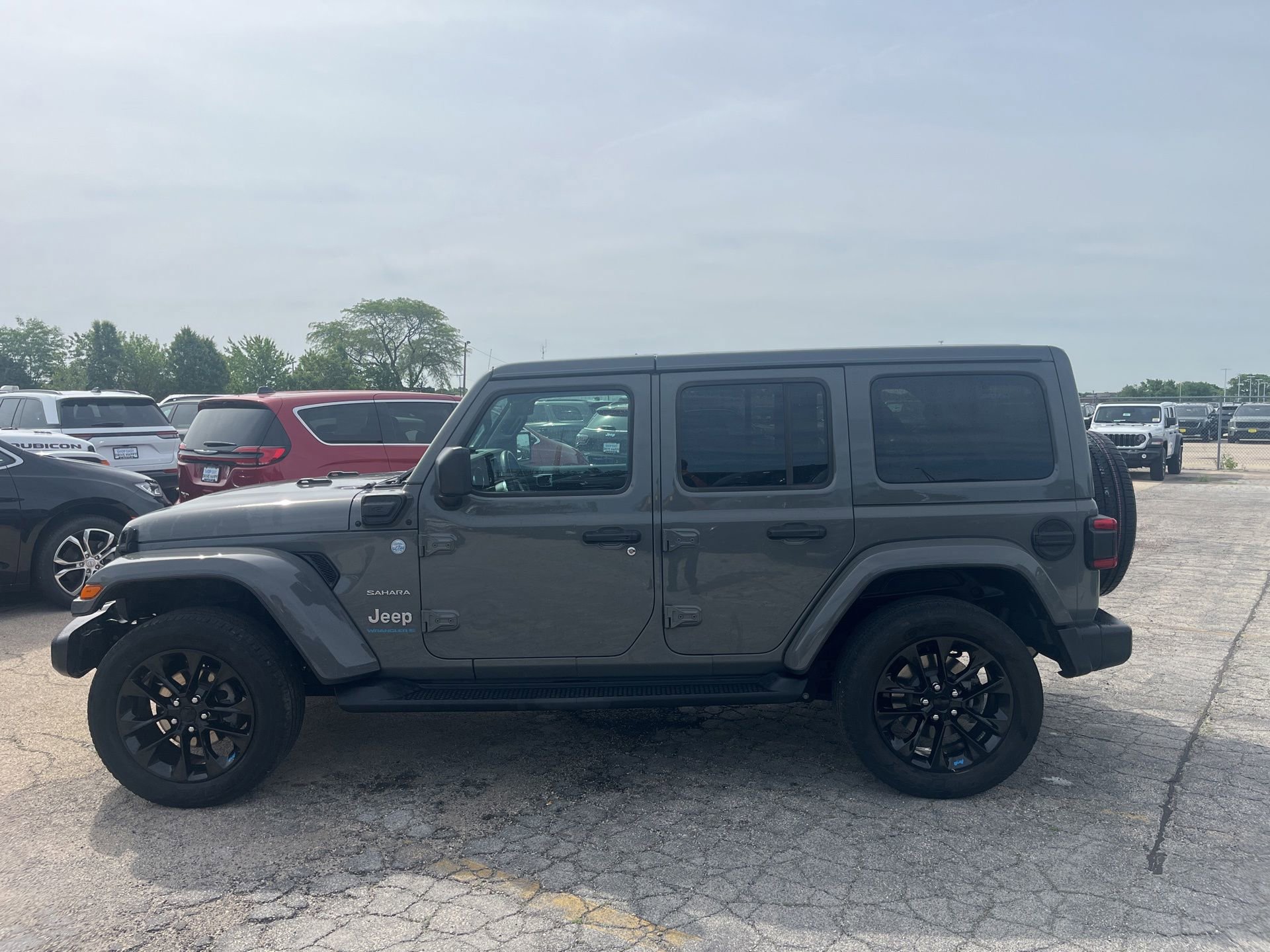Used 2023 Jeep Wrangler Unlimited Sahara w/ Cold Weather Group AWD/4WD image 9