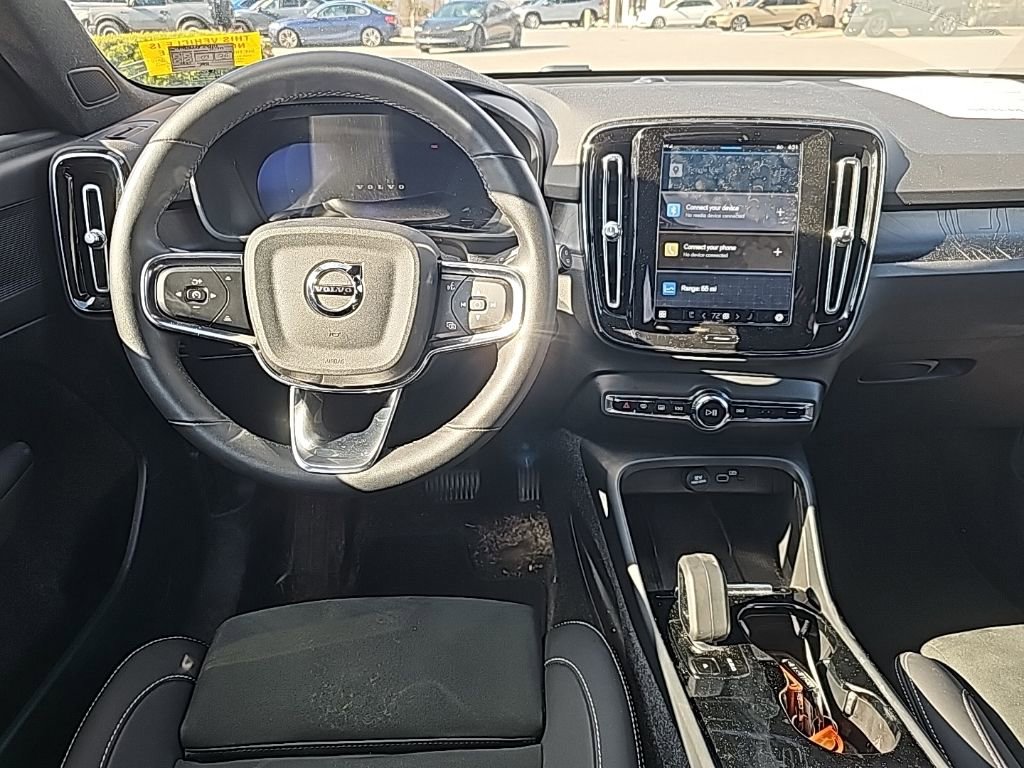 Used 2023 Volvo XC40 Recharge Plus image 2