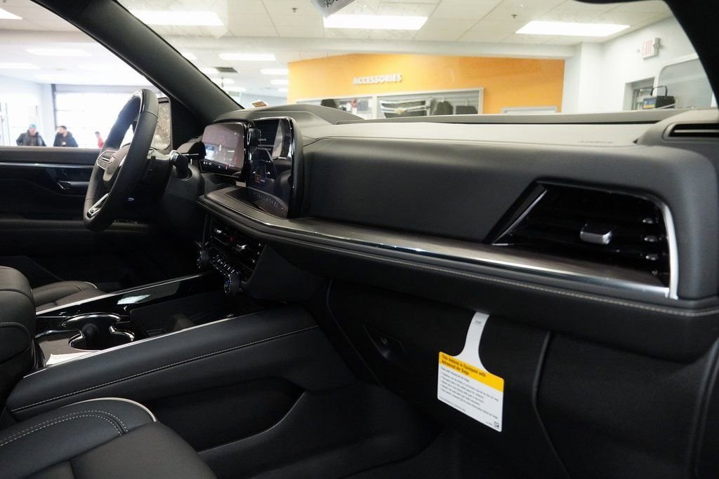 New 2025 Chevrolet Suburban Premier image 60