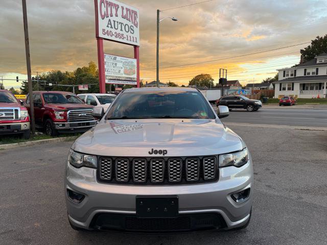 Used 2017 Jeep Grand Cherokee Altitude image 3