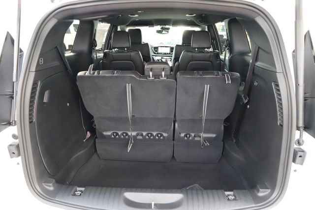 Used 2026 Chrysler Pacifica Select image 8