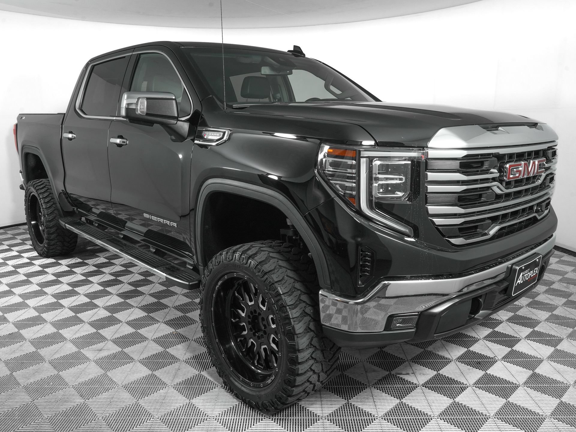 Used 2023 GMC Sierra 1500 SLT AWD/4WD image 2