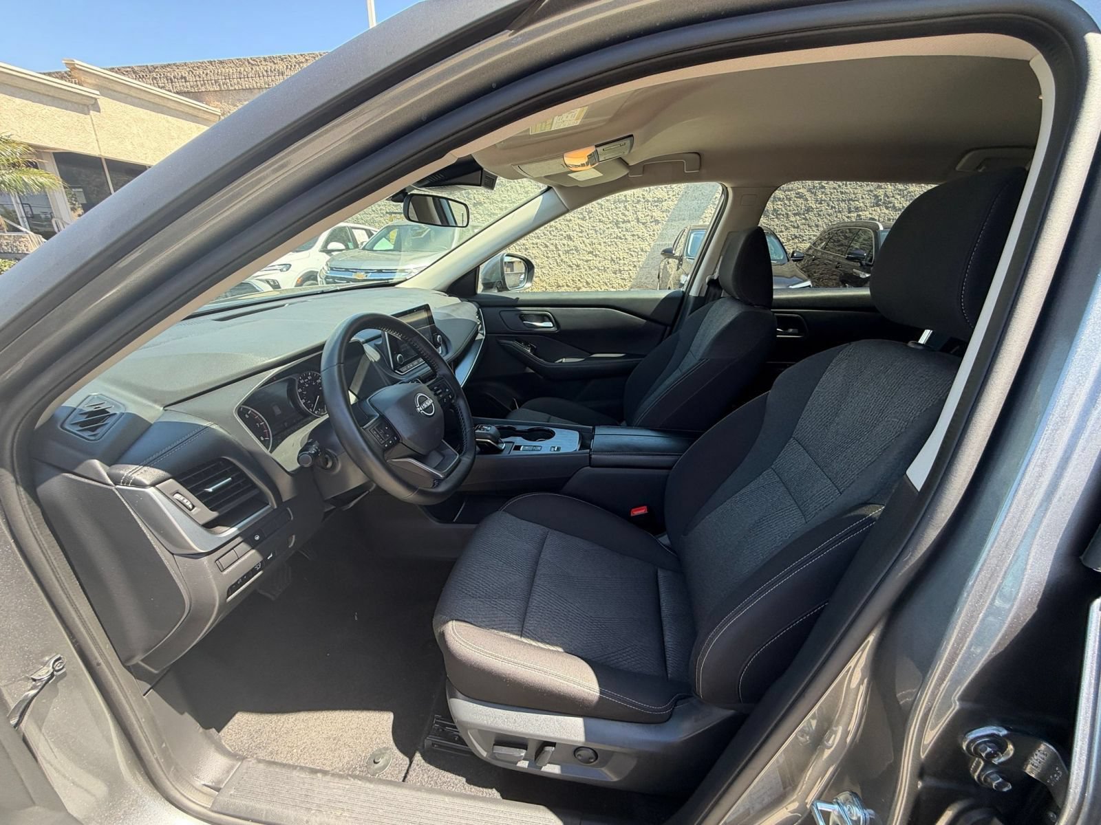Used 2025 Nissan Rogue SV FWD image 29