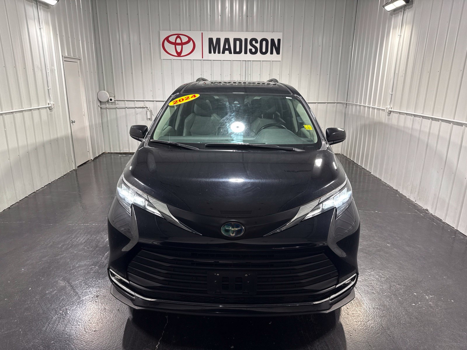 Used 2024 Toyota Sienna XLE FWD image 7