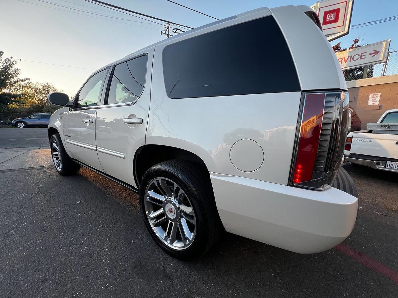 Used 2014 Cadillac Escalade Premium image 6