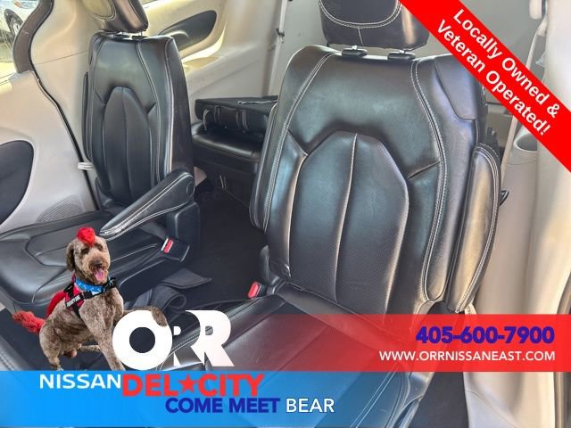 Used 2023 Chrysler Pacifica Touring-L image 12