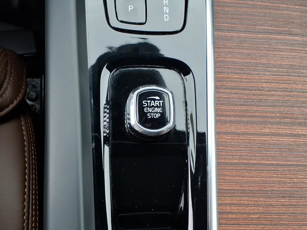 Certified 2023 Volvo XC60 B5 Ultimate w/ Climate Package image 26
