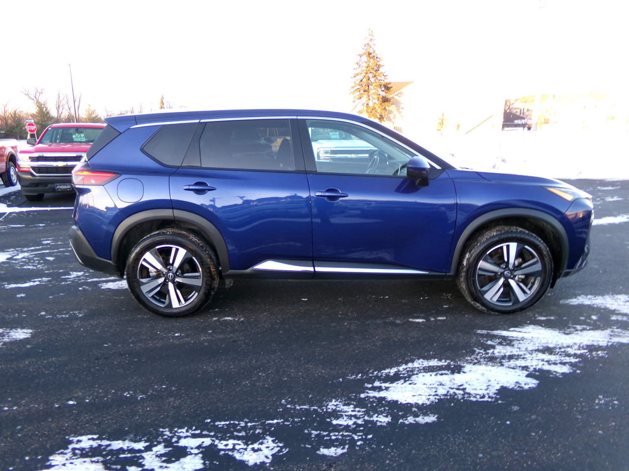 Used 2023 Nissan Rogue SL image 2