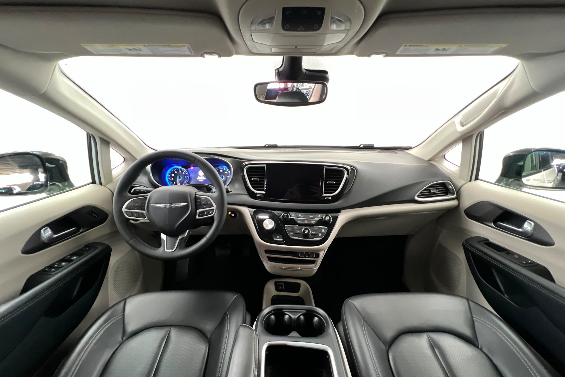Used 2024 Chrysler Pacifica Touring-L FWD image 10