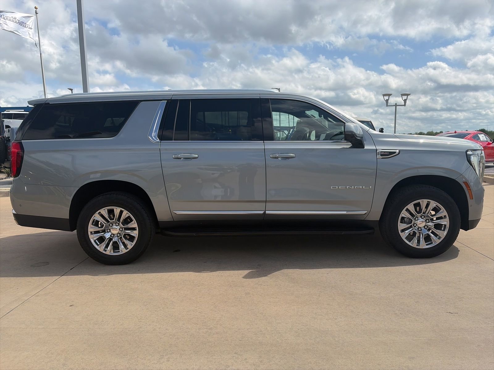 Used 2025 GMC Yukon XL Denali image 6