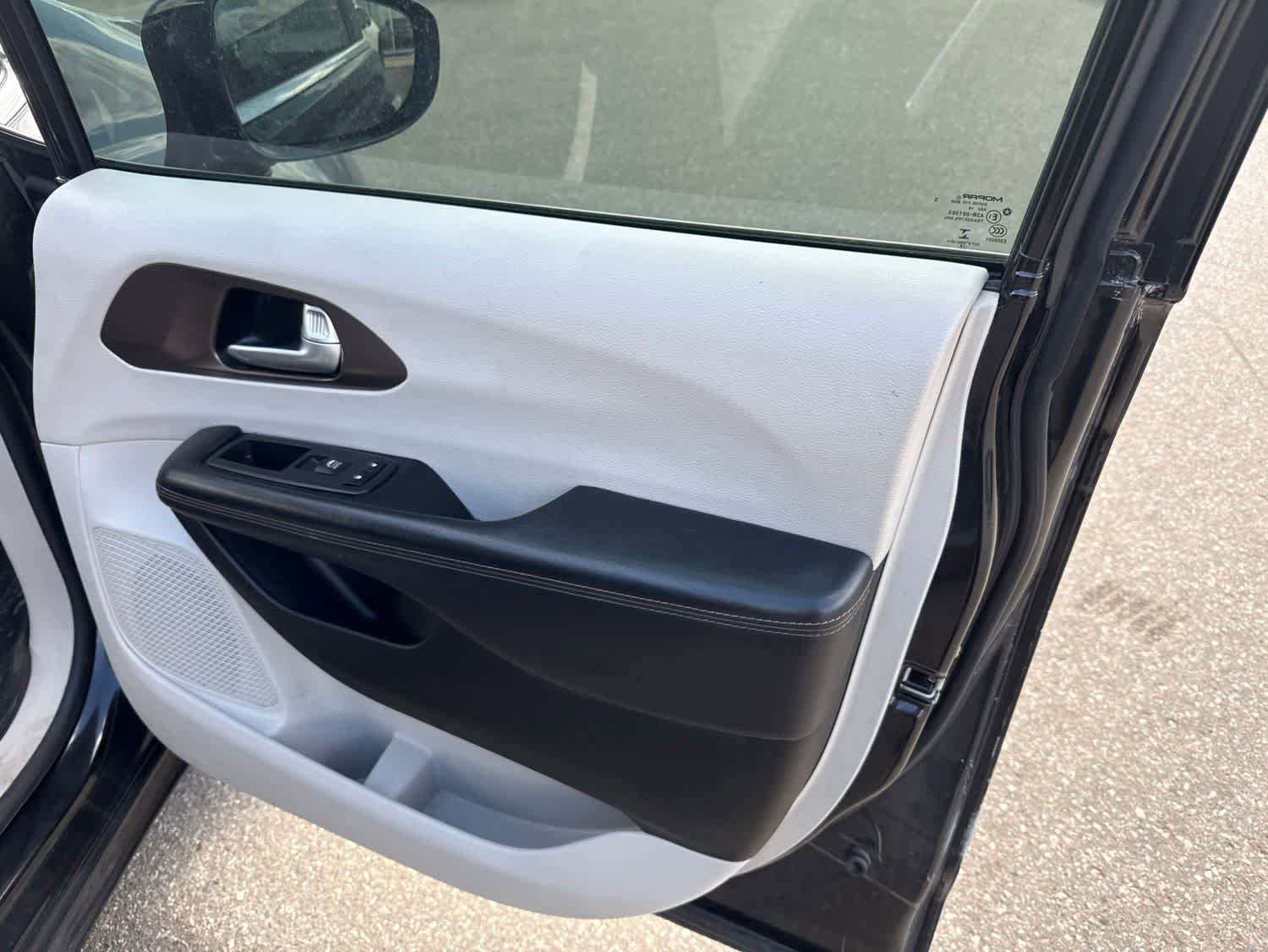 Used 2018 Chrysler Pacifica Touring-L FWD image 26