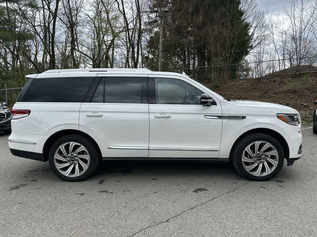 Used 2024 Lincoln Navigator Reserve image 3