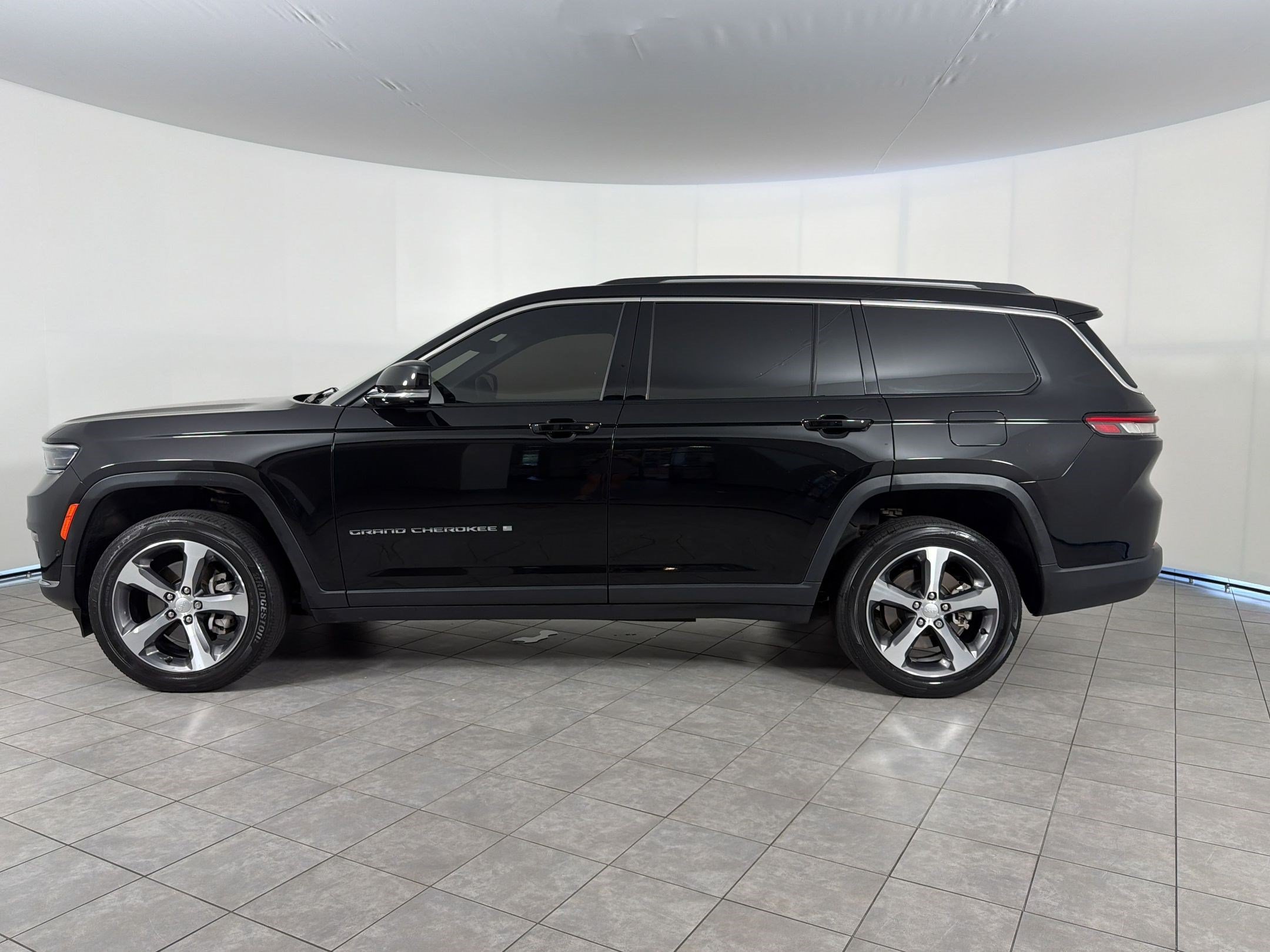 Used 2023 Jeep Grand Cherokee L Limited w/ Luxury Tech Group II AWD/4WD image 2
