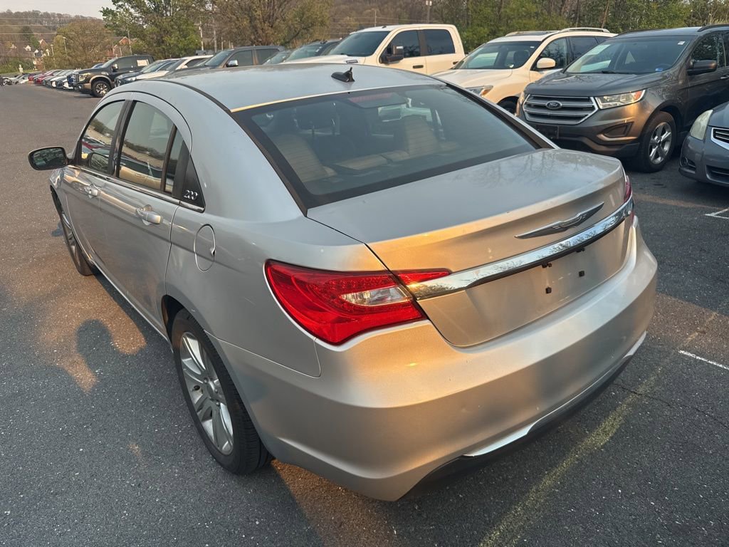 Used 2011 Chrysler 200 Touring FWD image 3