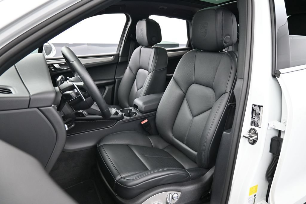 Certified 2026 Porsche Macan AWD/4WD image 5