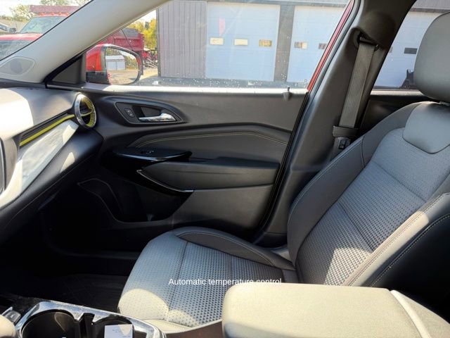 Used 2024 Chevrolet Trax LT w/ Driver Confidence Package image 23