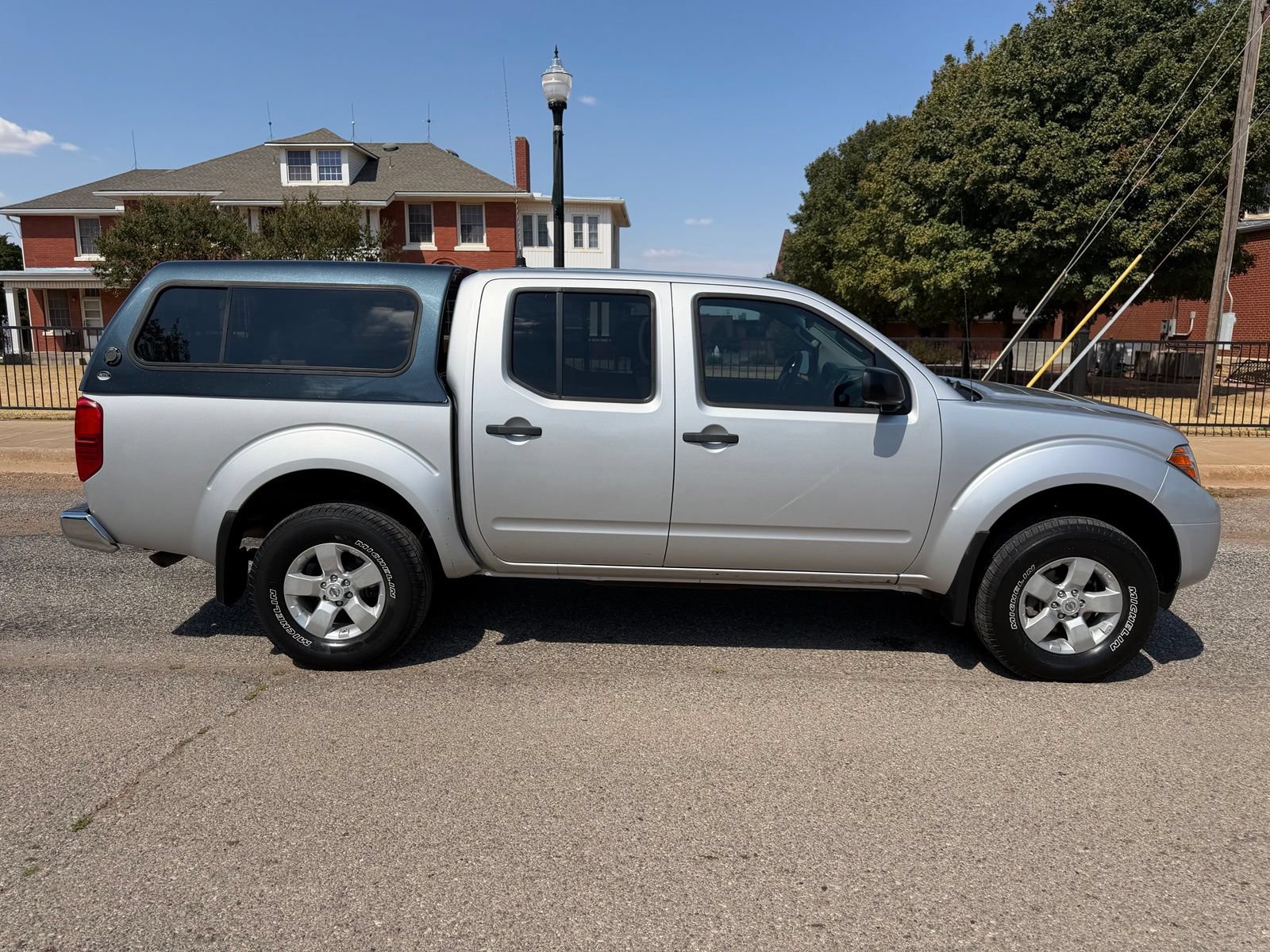 Used 2012 Nissan Frontier SV AWD/4WD image 2
