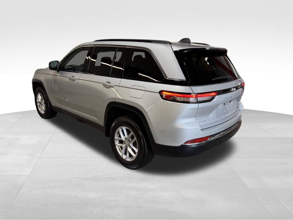 Used 2025 Jeep Grand Cherokee Laredo X AWD/4WD image 3