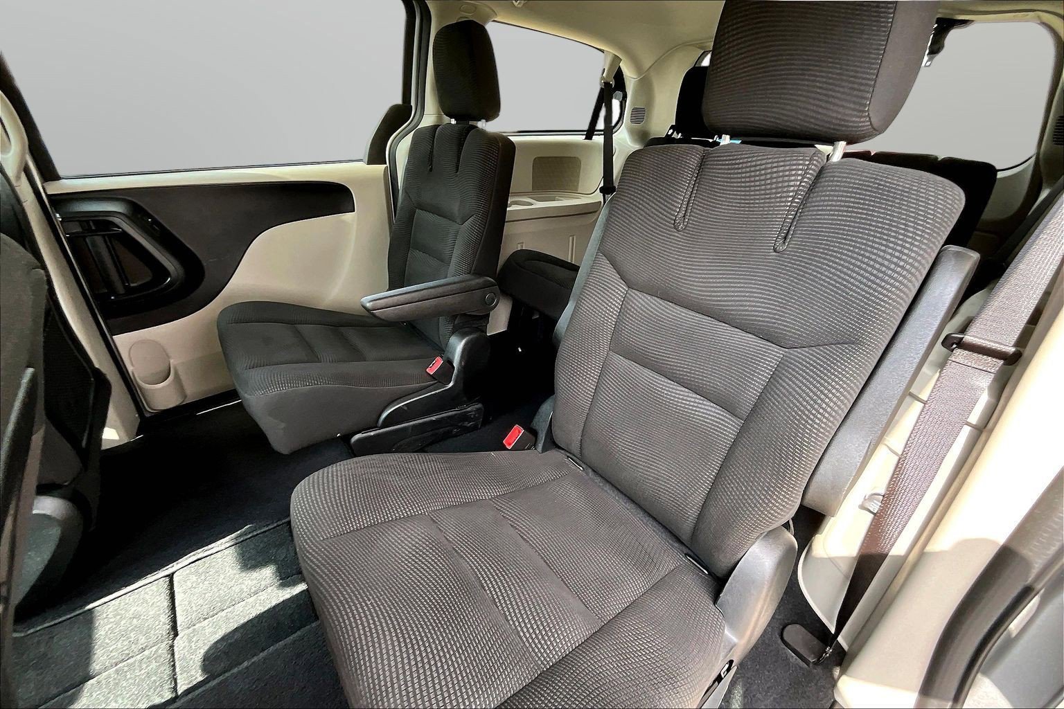 Used 2020 Dodge Grand Caravan SE w/ UConnect Hands-Free Group image 17