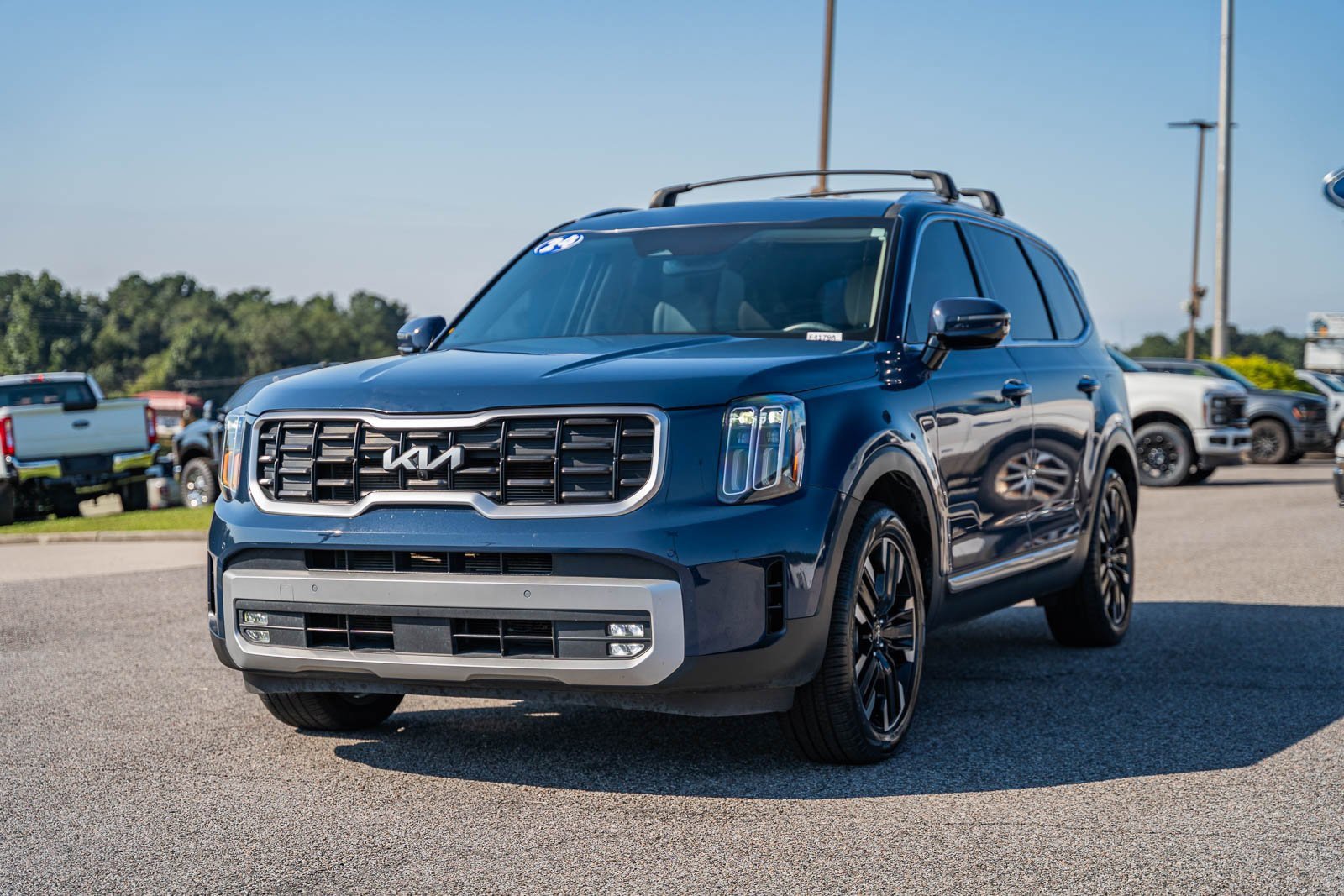 Used 2024 Kia Telluride SX w/ Towing Package image 3