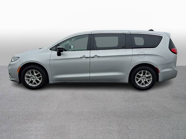 Used 2024 Chrysler Pacifica Touring-L FWD image 7