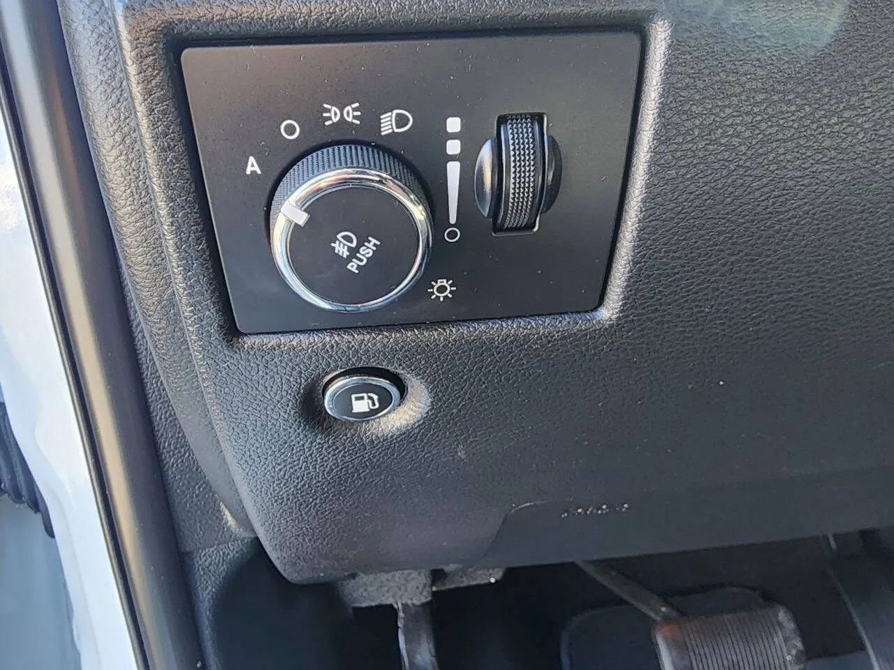 Used 2020 Jeep Grand Cherokee Laredo image 17