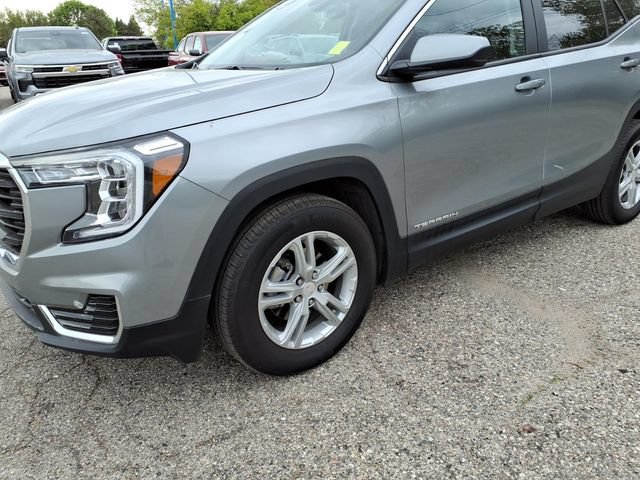Used 2023 GMC Terrain SLE w/ Driver Convenience Package FWD image 4