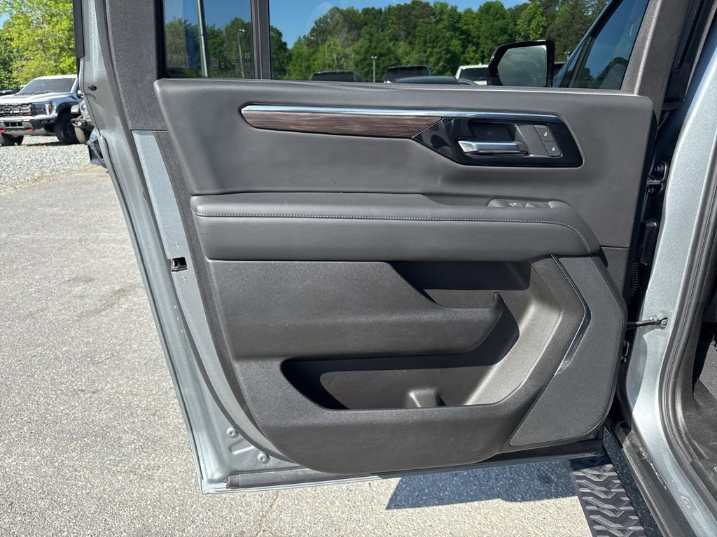 Used 2025 Chevrolet Suburban Z71 AWD/4WD image 30