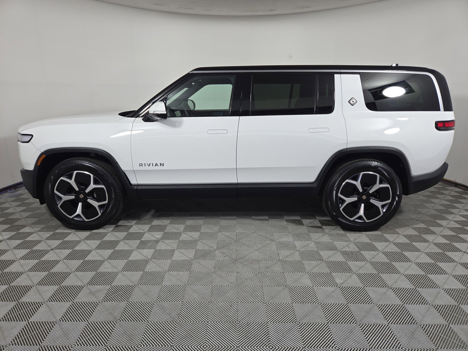 Used 2024 Rivian R1S Adventure AWD/4WD image 2