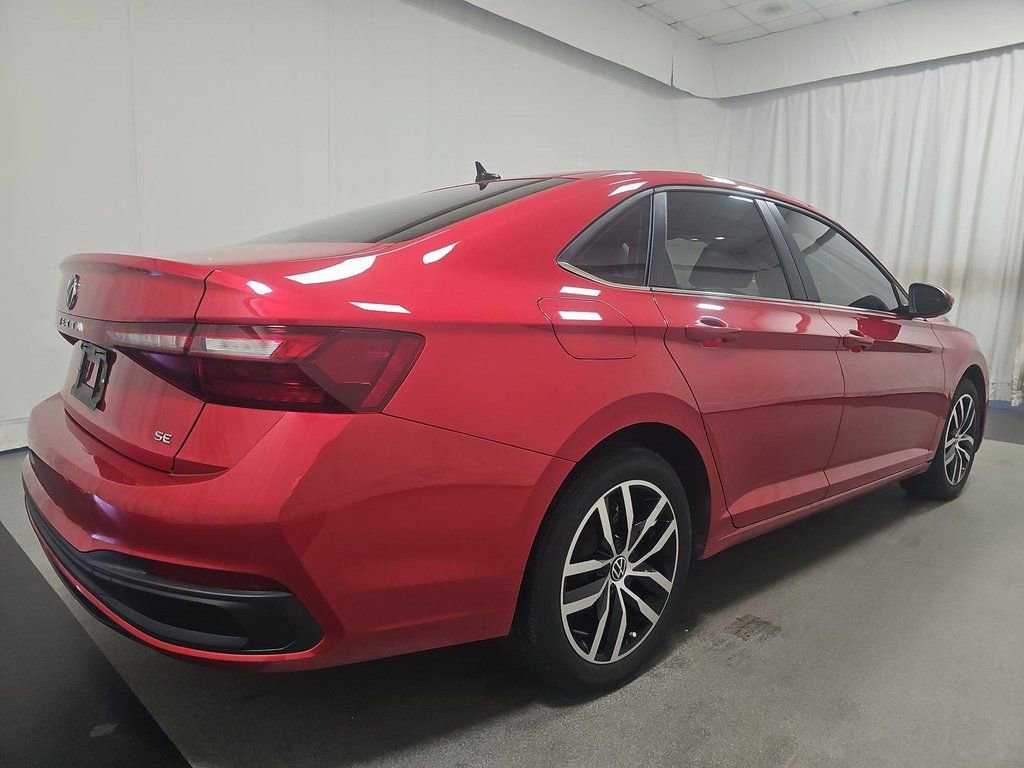 Used 2025 Volkswagen Jetta SE FWD image 2