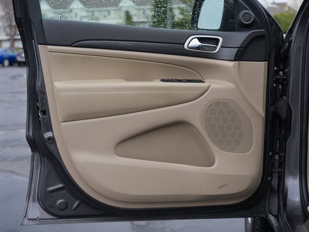 Used 2019 Jeep Grand Cherokee Laredo AWD/4WD image 14