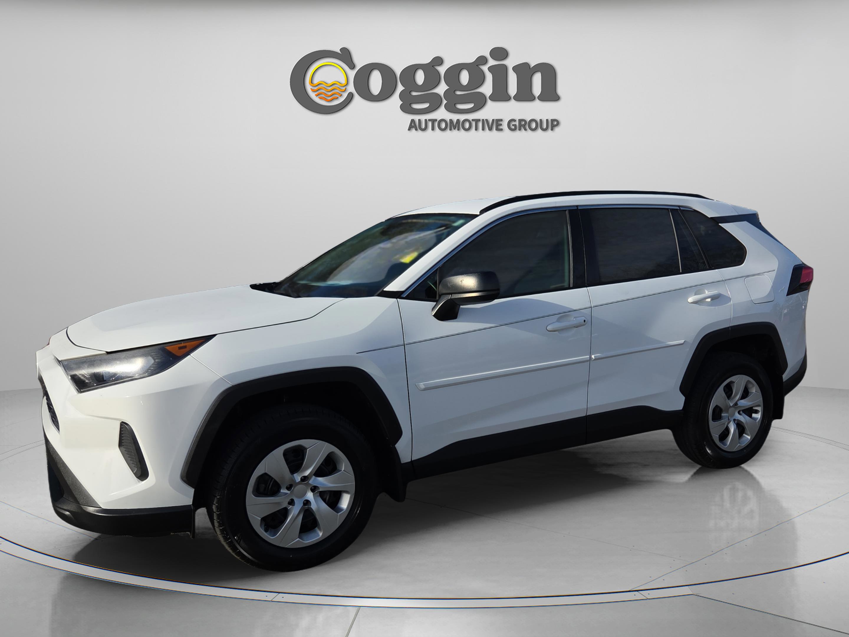 Used 2020 Toyota RAV4 LE image 1