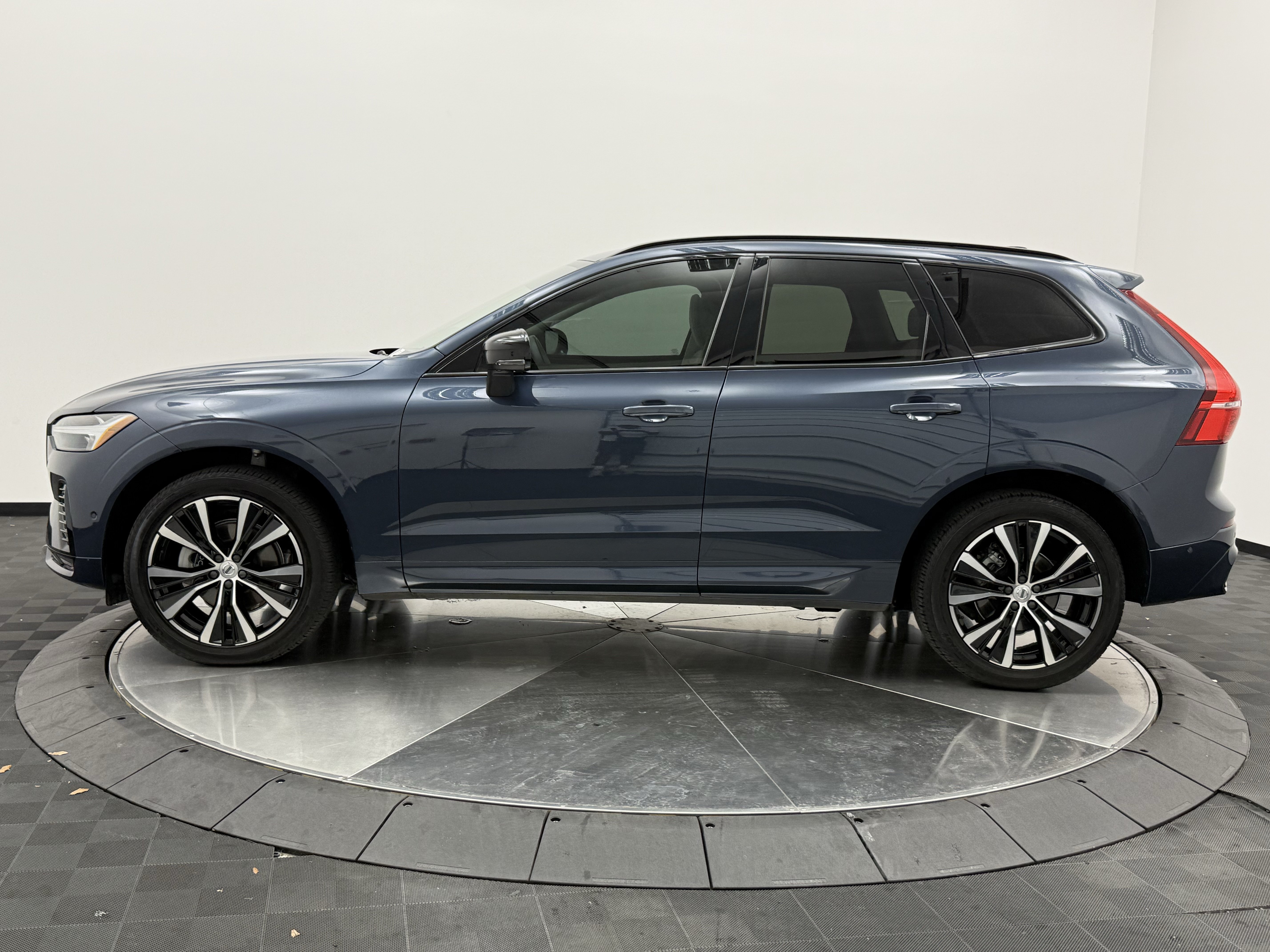 Certified 2024 Volvo XC60 B5 Plus w/ Protection Package Premier AWD/4WD image 3