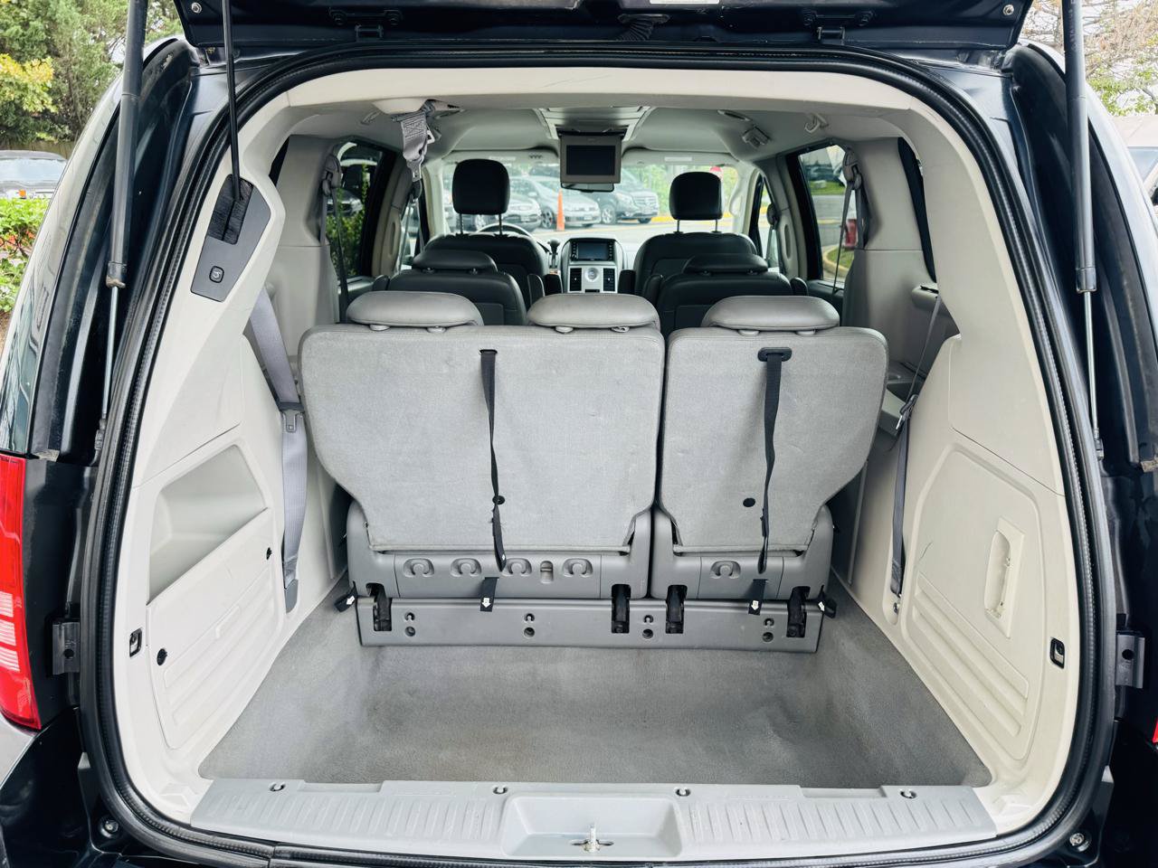 Used 2008 Chrysler Town & Country Touring FWD image 19