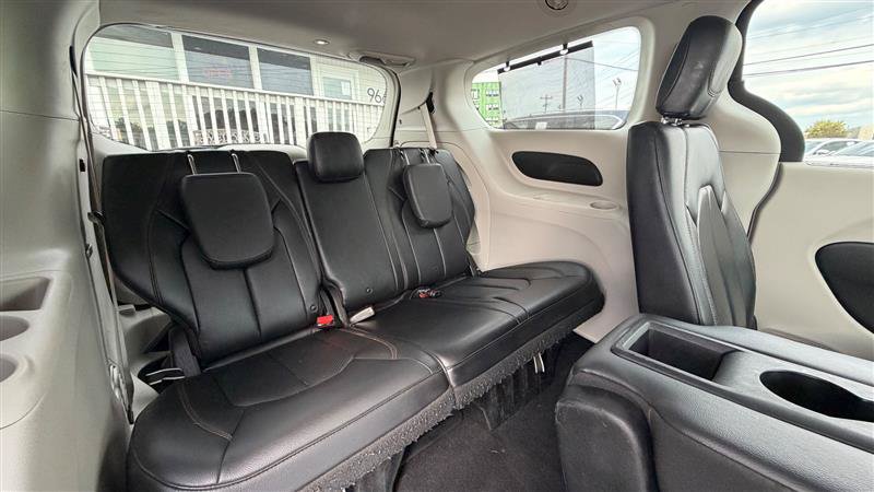 Used 2018 Chrysler Pacifica Touring-L FWD image 38