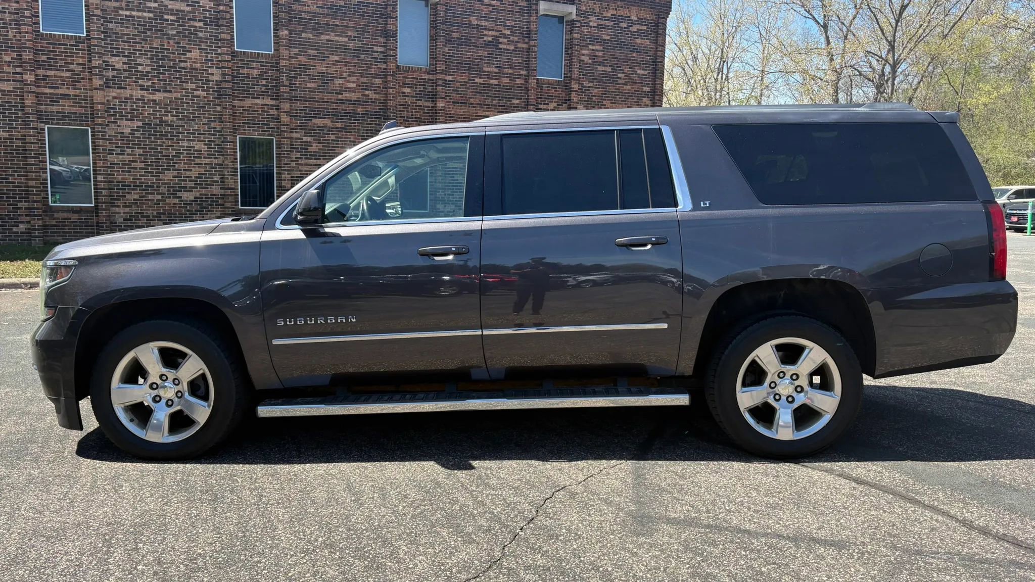 Used 2018 Chevrolet Suburban LT w/ LT Signature Package AWD/4WD image 5