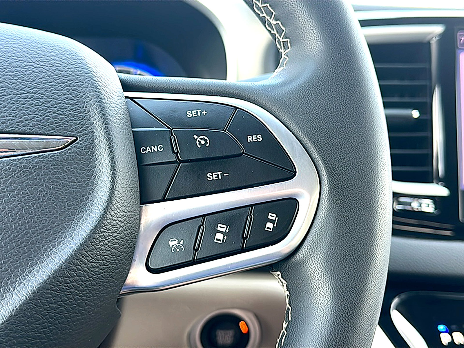 Used 2022 Chrysler Pacifica Touring-L image 29