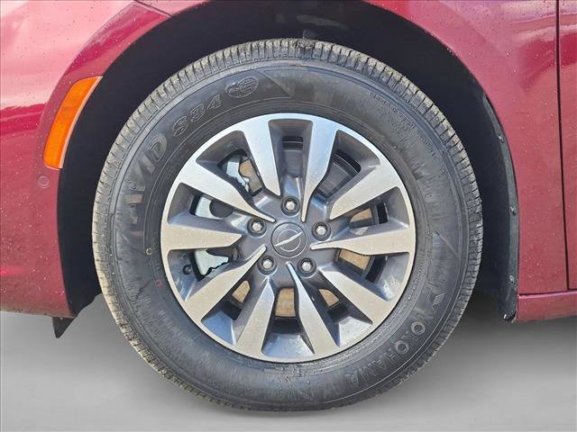 Used 2021 Chrysler Pacifica Limited w/ Uconnect Theater Family Group FWD image 14