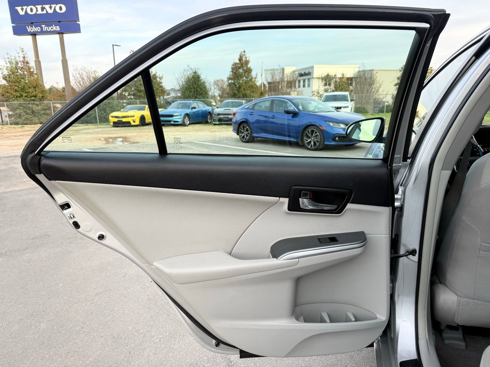 Used 2013 Toyota Camry XLE w/ Convenience Pkg image 16