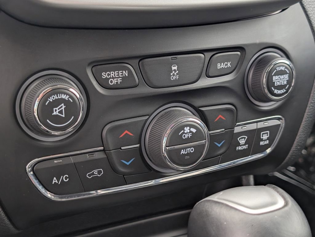 Used 2018 Jeep Cherokee Trailhawk w/ Cold Weather Group AWD/4WD image 28