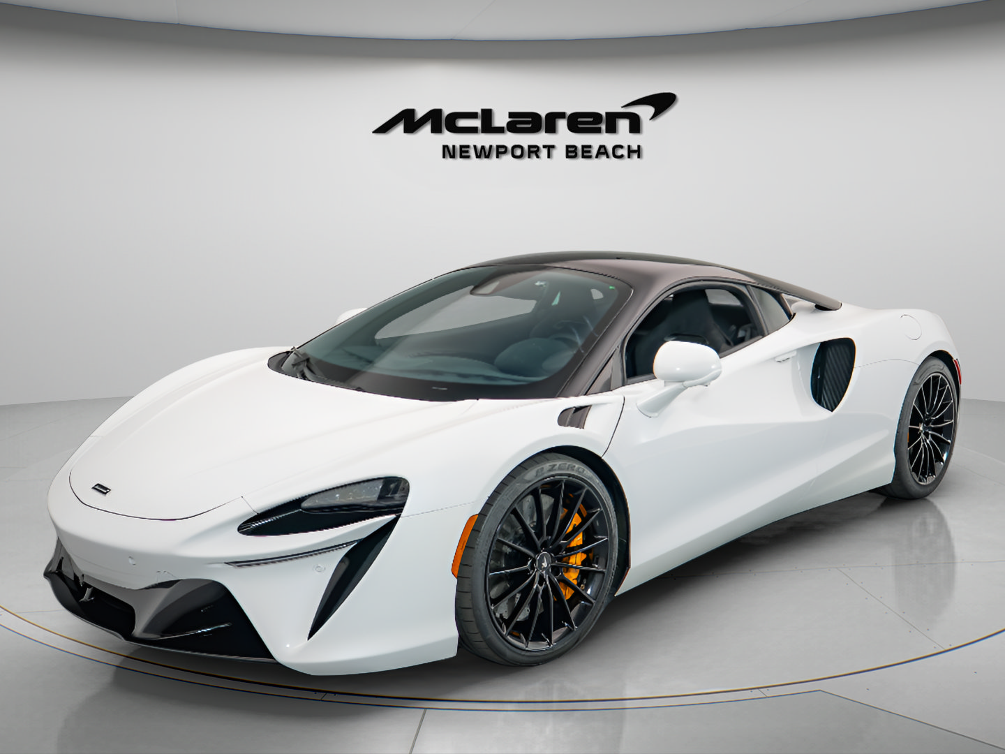 Used 2025 McLaren Artura RWD image 3