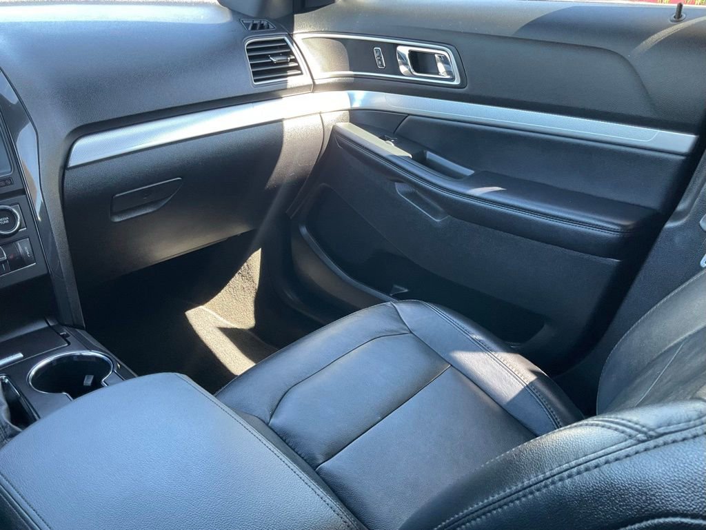 Used 2017 Ford Explorer XLT w/ Equipment Group 202A image 27